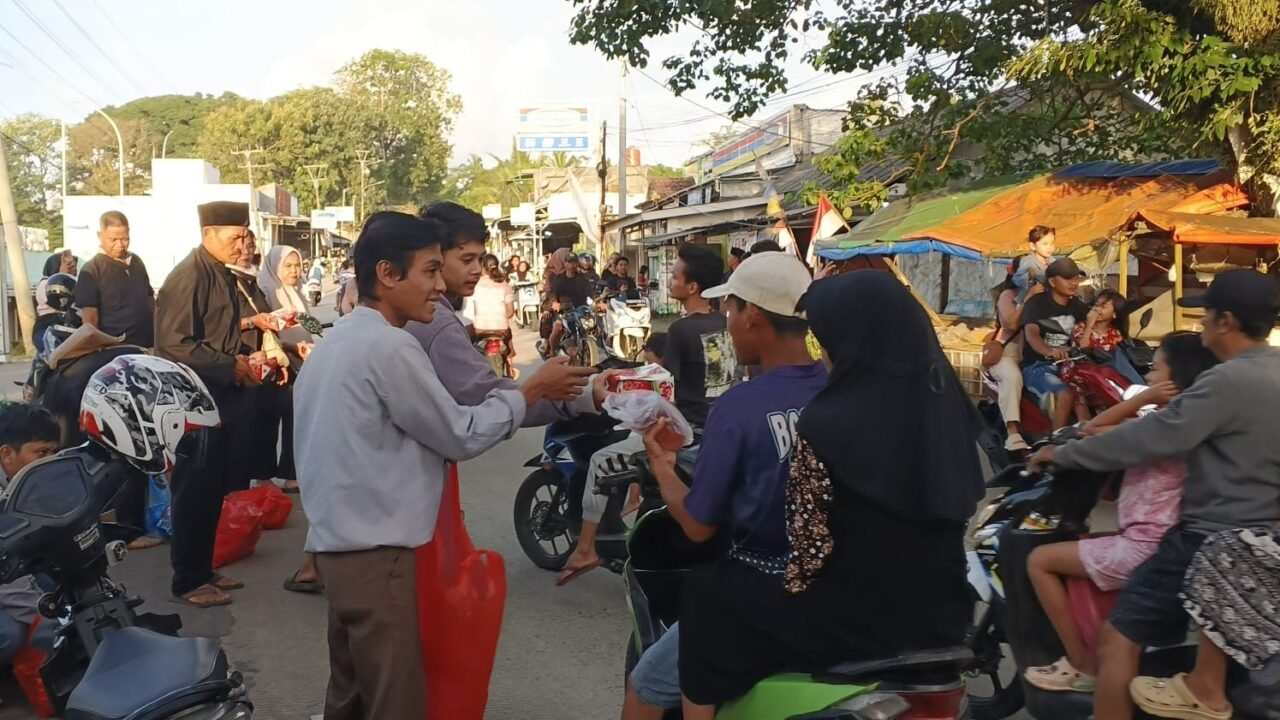 Wujud Kepedulian Ormas JBB DPC Malingping, Gelar Aksi Bagi-bagi Takjil