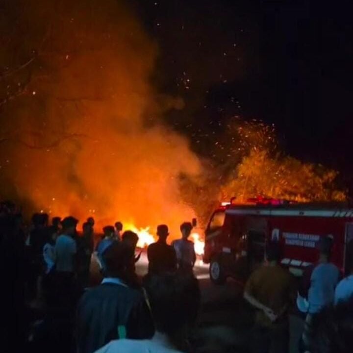 Limbah Triplek Terbakar Hebat, Warga Sempat Panik